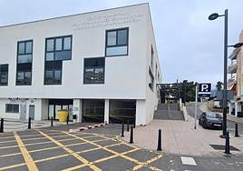 The Pueblosol car park located in Plaza Adolfo Suárez, in the heart of Arroyo de la Miel, and next to Tívoli.
