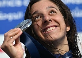 Swimmer María de Valdés with her silver medal.