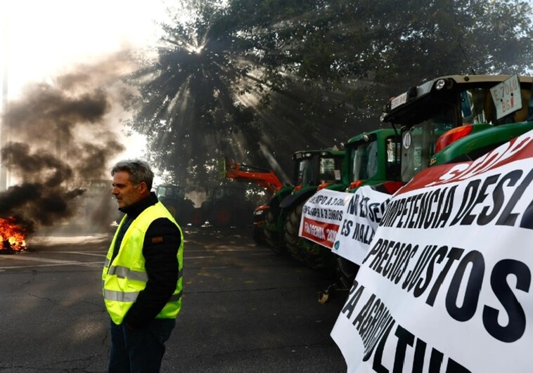 Blockade that closed off traffic on the Paseo Marítimo Antonio Machado on Tuesday.
