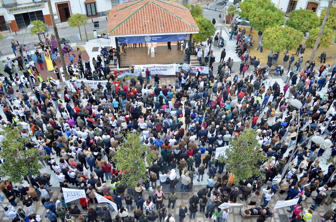 Thousands of residents take to the streets in Coín in bid to protect their water supply
