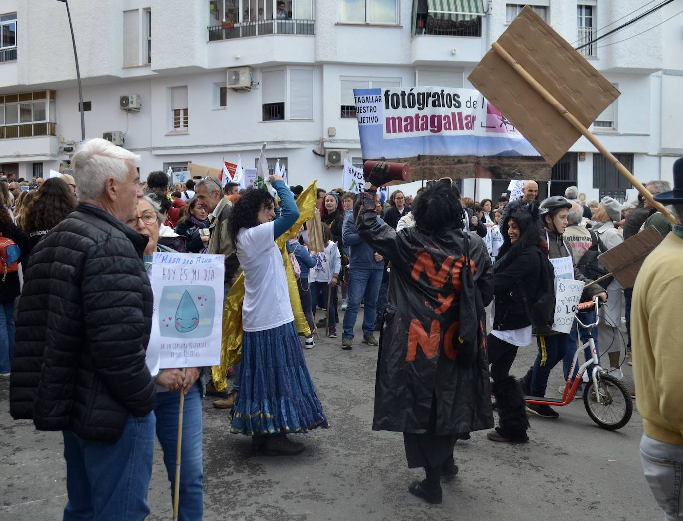 Thousands of residents take to the streets in Coín in bid to protect their water supply