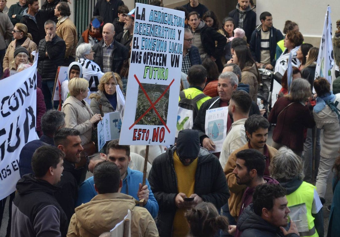 Thousands of residents take to the streets in Coín in bid to protect their water supply