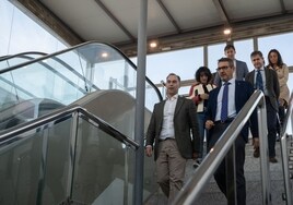 Mayor of Benalmádena (L) visits new business hub.