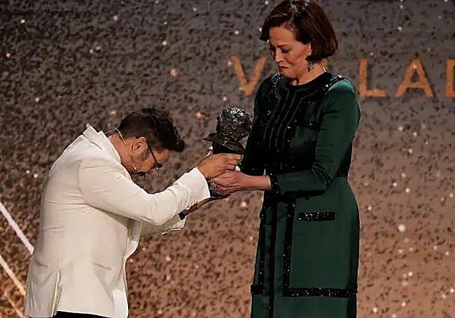 Sigourney Weaver receives her Goya from Bayona.