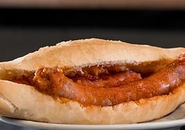 The sausage sandwich sold at Bar Aliatar.