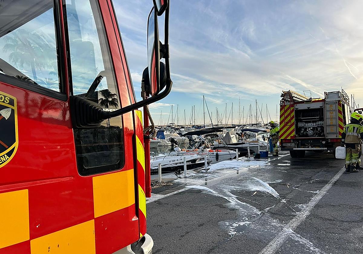 Imagen principal - Two injured in gas explosion on boat in Costa del Sol marina