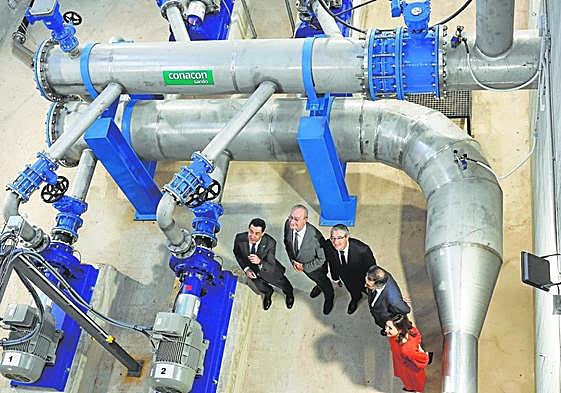 Moreno (left) with the mayor of Malaga and other officials.