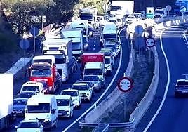 Two accidents involving multiple cars and a bus cause tailbacks on the A-45 inland from the Costa del Sol