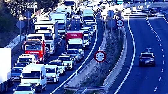 Two accidents involving multiple cars and a bus cause tailbacks on the A-45 inland from the Costa del Sol