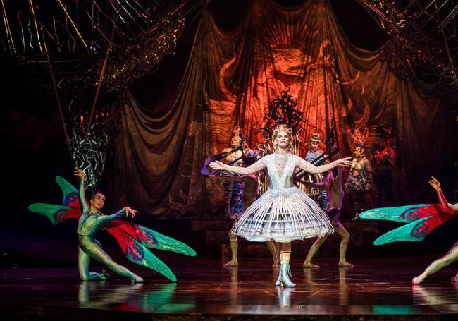 Two singers perform the soundtrack of Alegría with lyrics in English, French, Italian, Spanish and the invented language of Cirque du Soleil.