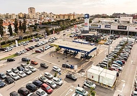 The new store will open in the unit between Schmidt Cocinas and Merkal.