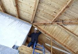 Pablo Farfán shows us the wooden ceiling made from the charred logs of Sierra Bermeja.