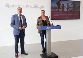 Díaz and González at the presentation of the Costa's promotional display at ITB