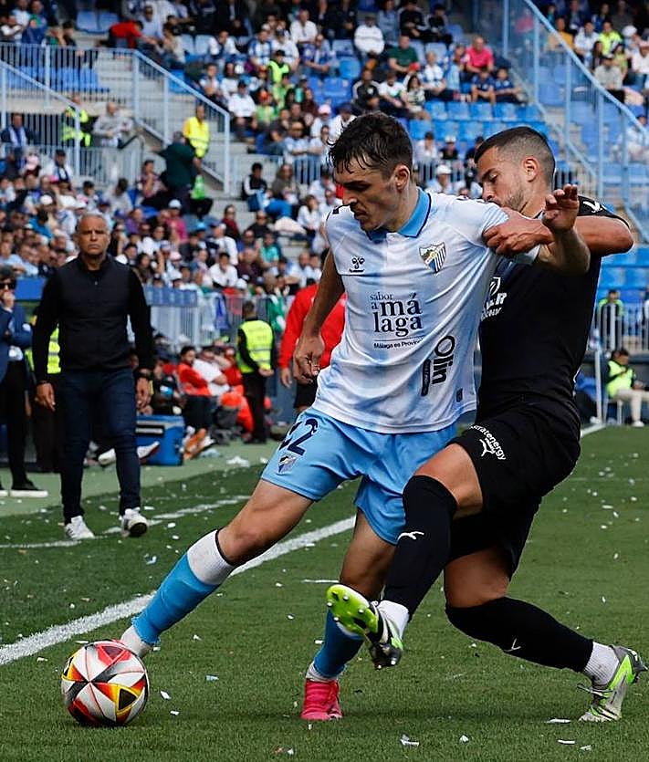 Imagen secundaria 2 - Dioni penalty seals valuable win for Malaga CF against promotion rivals