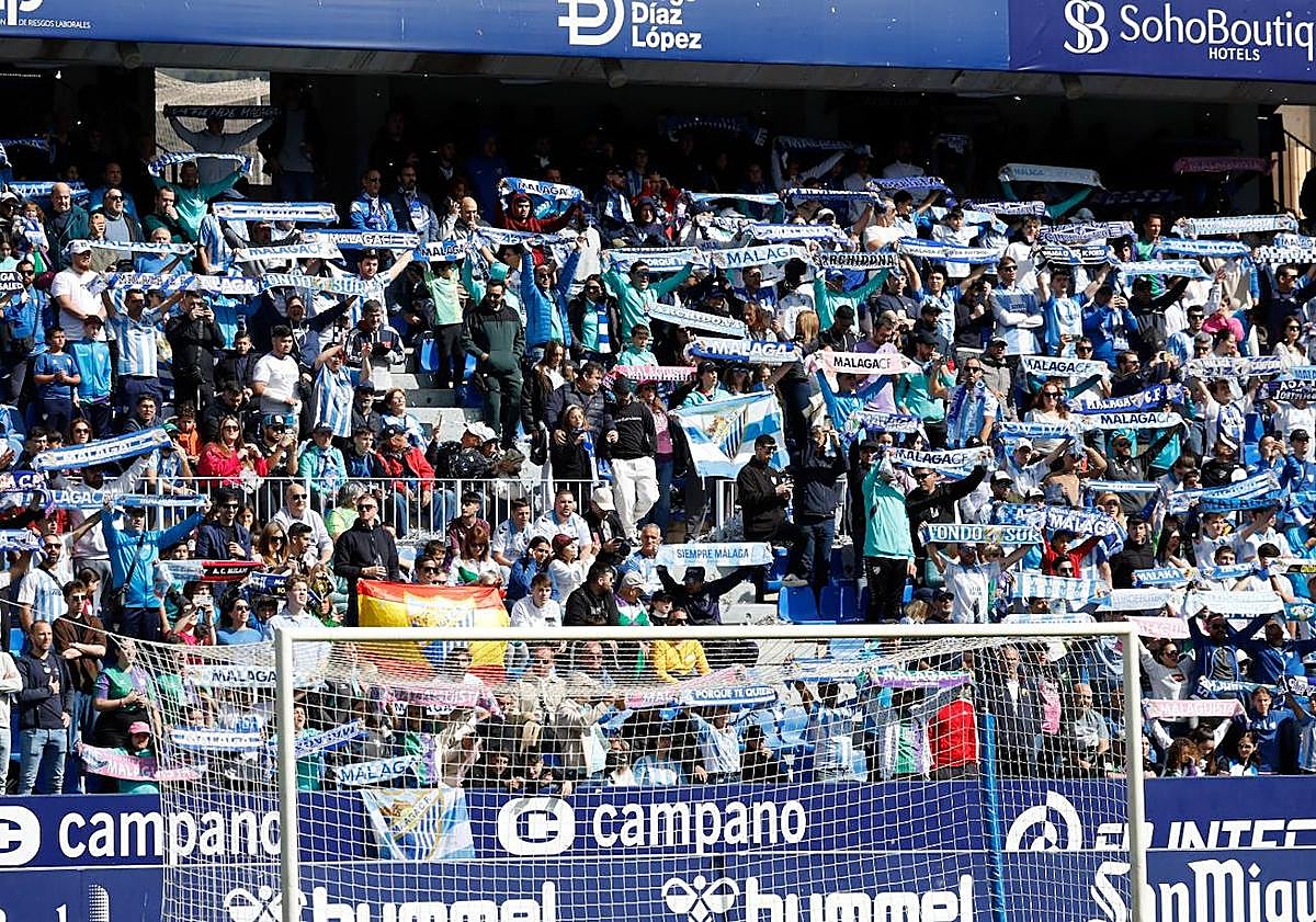 Imagen principal - Dioni penalty seals valuable win for Malaga CF against promotion rivals