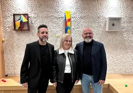 The artist with Fuengirola mayor Ana Mula and the COE of Hotel Higuerón.