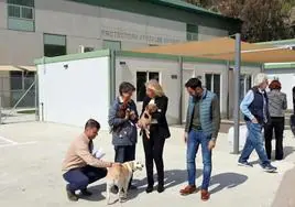 Mayor Ángeles Muñoz (c) visits the new facilities.
