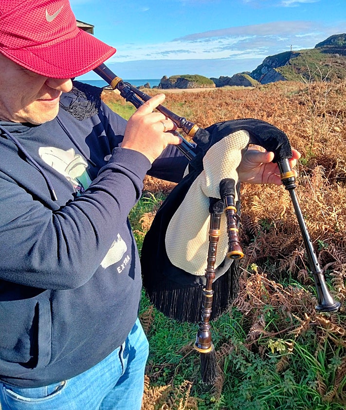 Imagen secundaria 2 - The 'bagpipe beach'; Pablo in his favourite gazebo for practising; a Galician gaita.