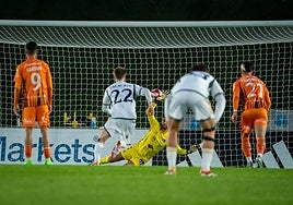 Iván Moreno dives to save Nico Paz's penalty.