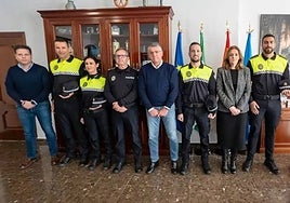 The new Local Police officers with the mayor of Nerja, José Alberto Armijo.
