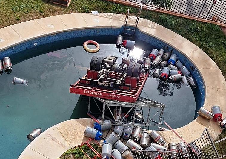 Out-of-control lorry fully loaded with gas cylinders crashes into Costa del Sol community swimming pool