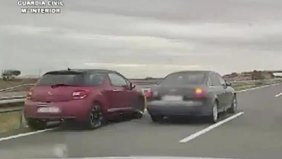 Video: driver caught trying to stop other vehicles from overtaking on motorway in Spain