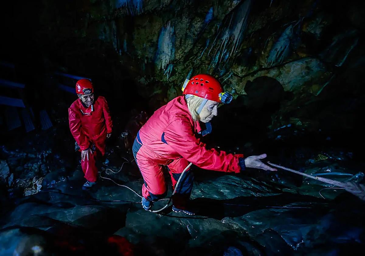 Imagen principal - Video: First couple in Spain to get married in a cave set to renew their vows in the same place, 50 years on