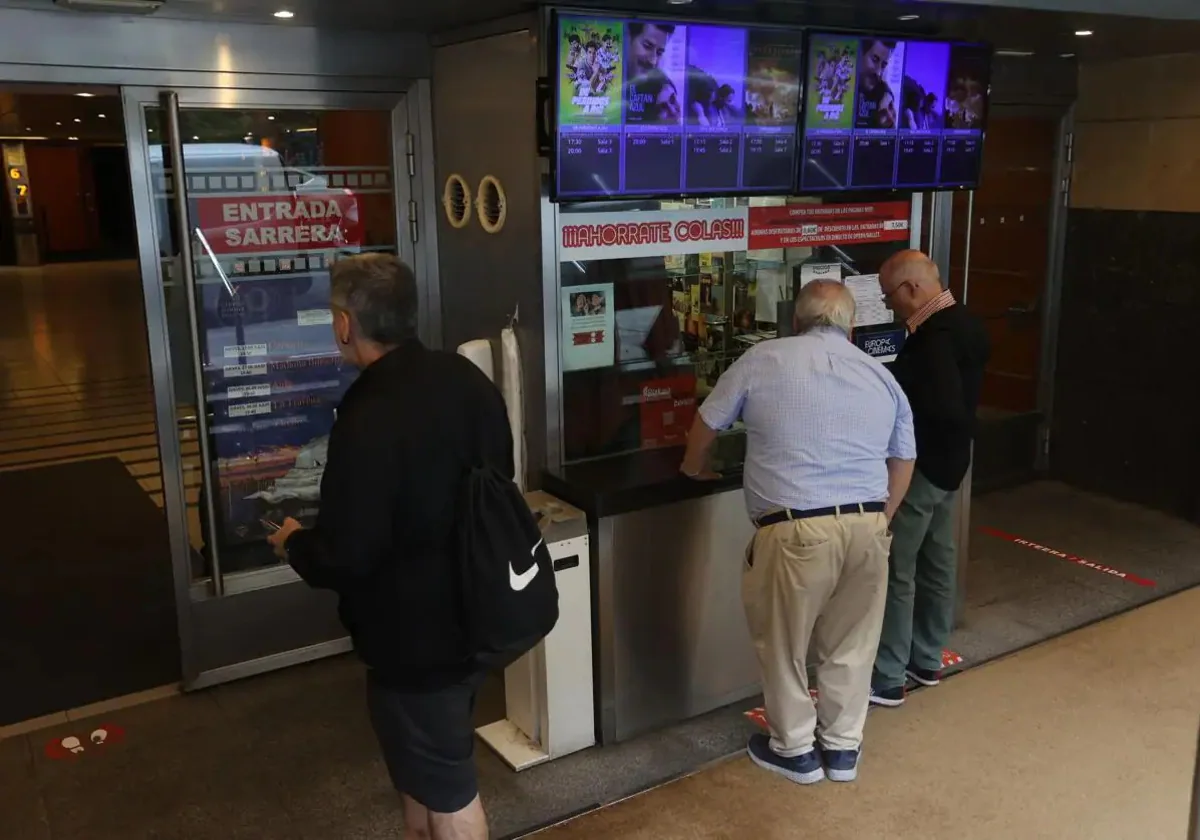 Se ofrecen entradas baratas a mayores de 65 años en España en un renovado intento por animar a más gente a ir al cine