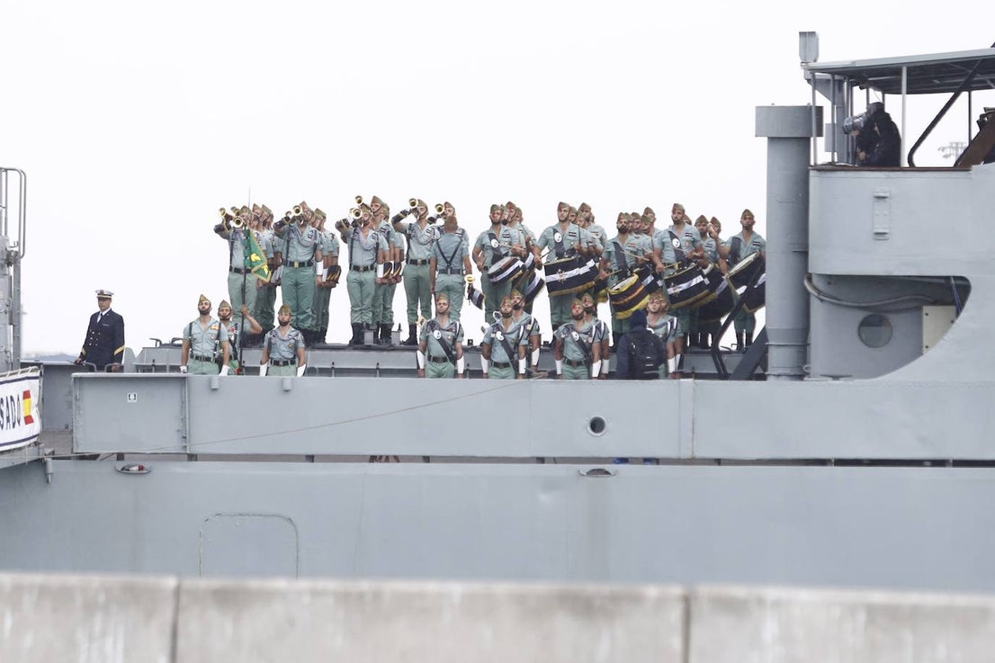 In video and pictures, the disembarkation of the Spanish Legion in Malaga port and their emotional transfer of the Cristo de Mena