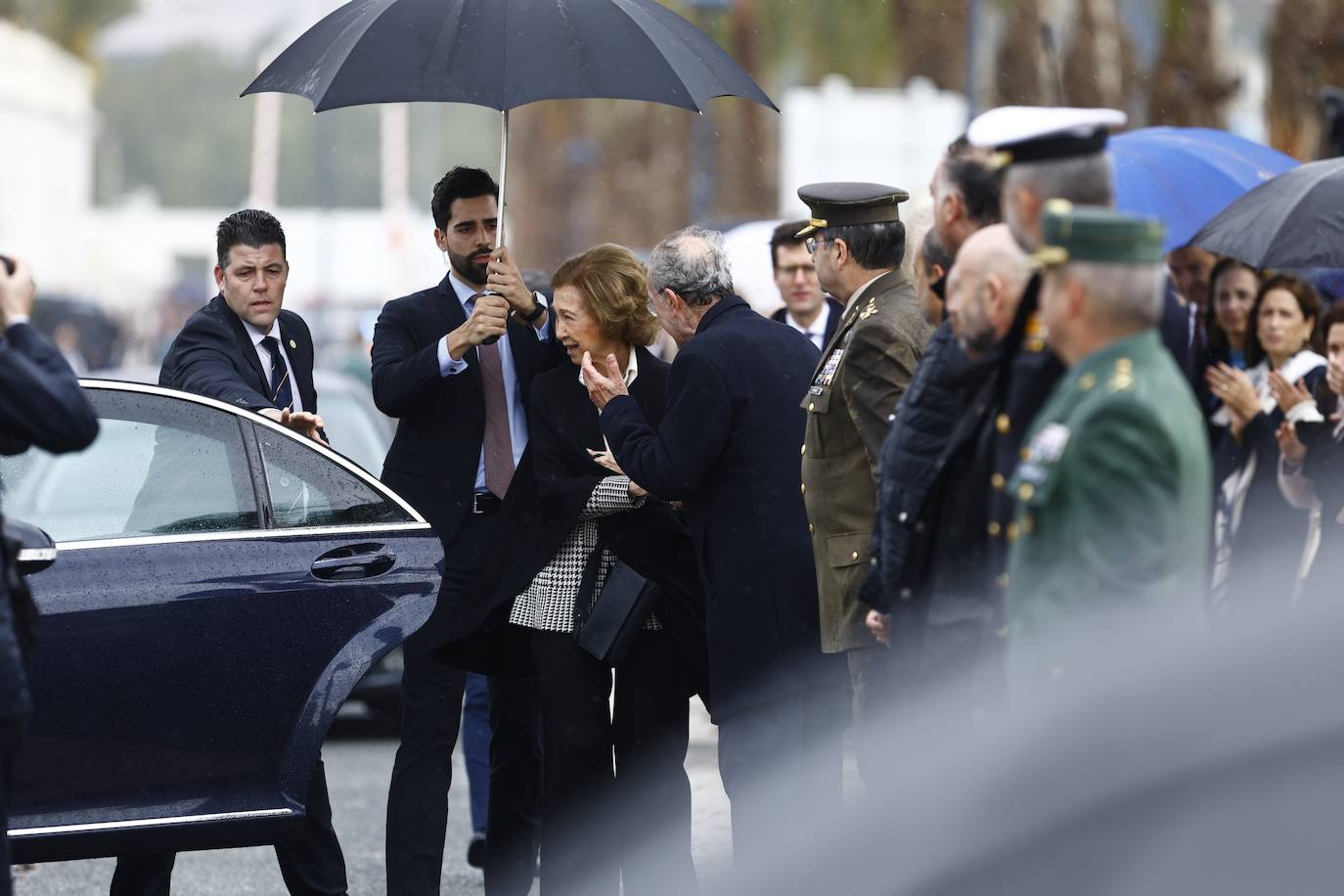 In video and pictures, the disembarkation of the Spanish Legion in Malaga port and their emotional transfer of the Cristo de Mena