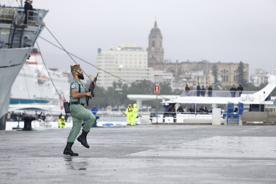 In video and pictures, the disembarkation of the Spanish Legion in Malaga port and their emotional transfer of the Cristo de Mena