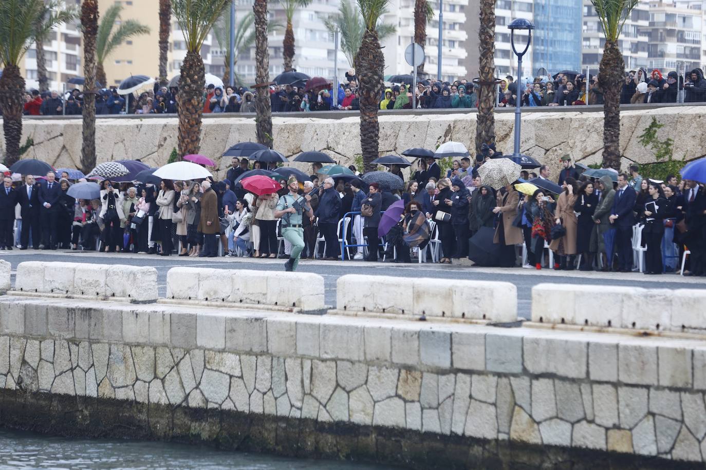 In video and pictures, the disembarkation of the Spanish Legion in Malaga port and their emotional transfer of the Cristo de Mena