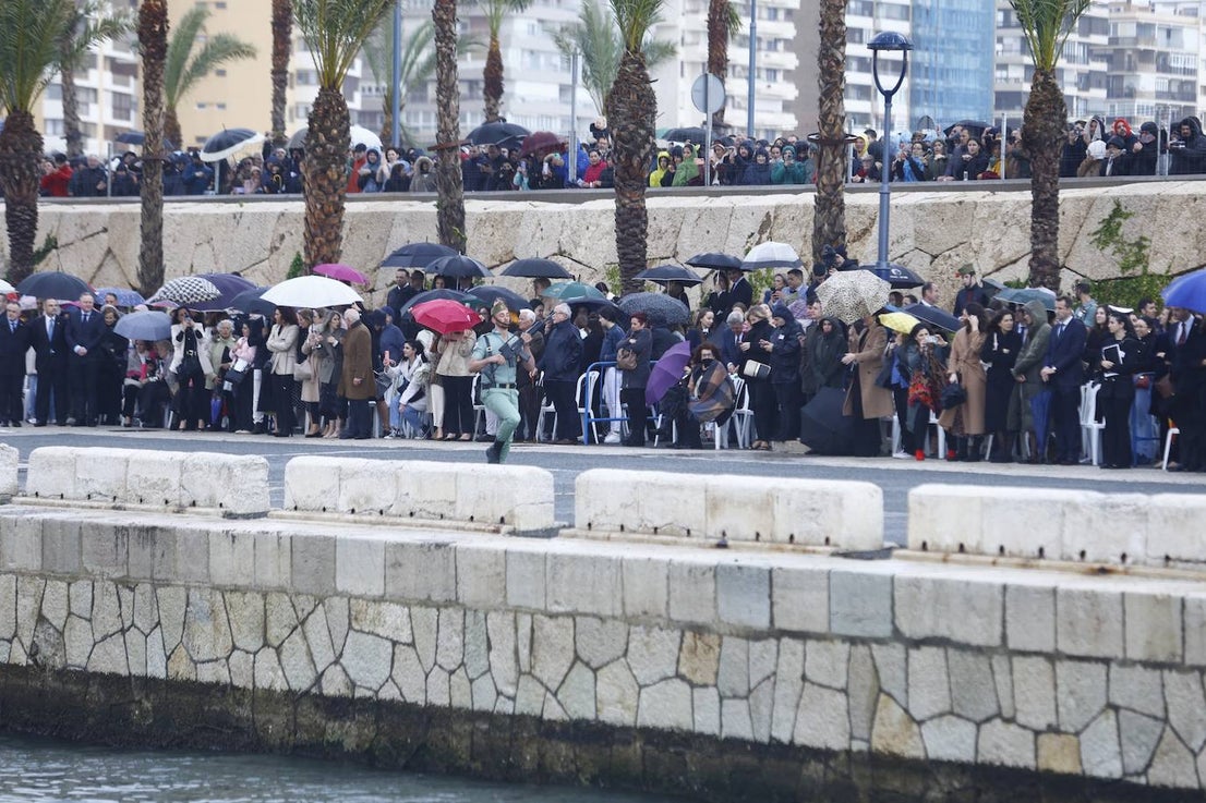 In video and pictures, the disembarkation of the Spanish Legion in Malaga port and their emotional transfer of the Cristo de Mena