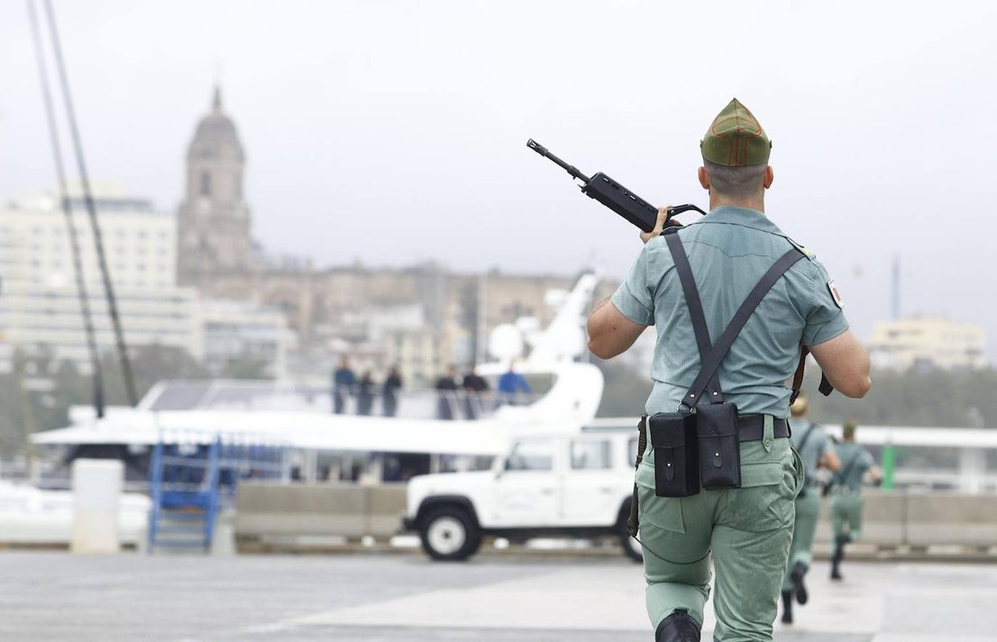 In video and pictures, the disembarkation of the Spanish Legion in Malaga port and their emotional transfer of the Cristo de Mena