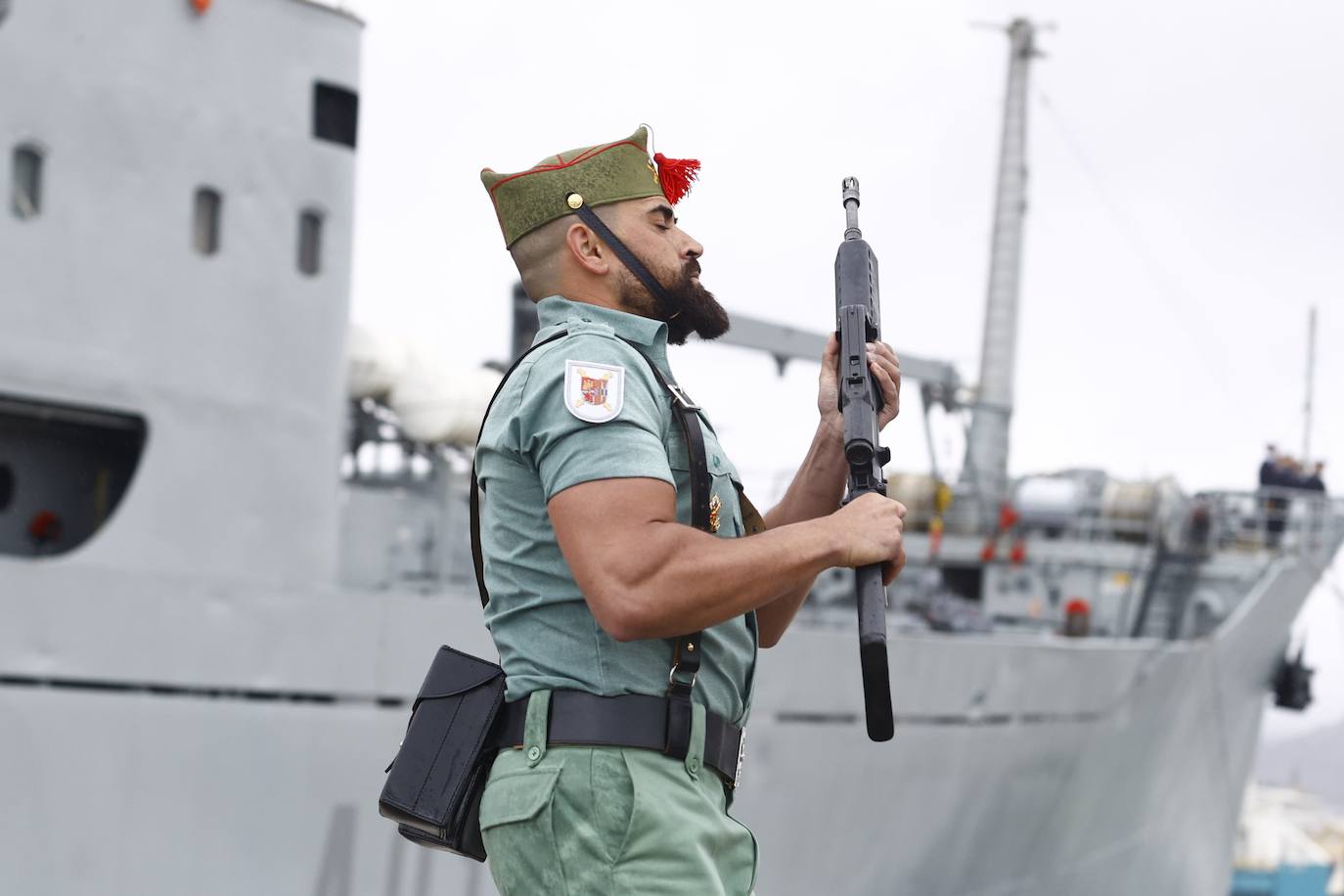 In video and pictures, the disembarkation of the Spanish Legion in Malaga port and their emotional transfer of the Cristo de Mena