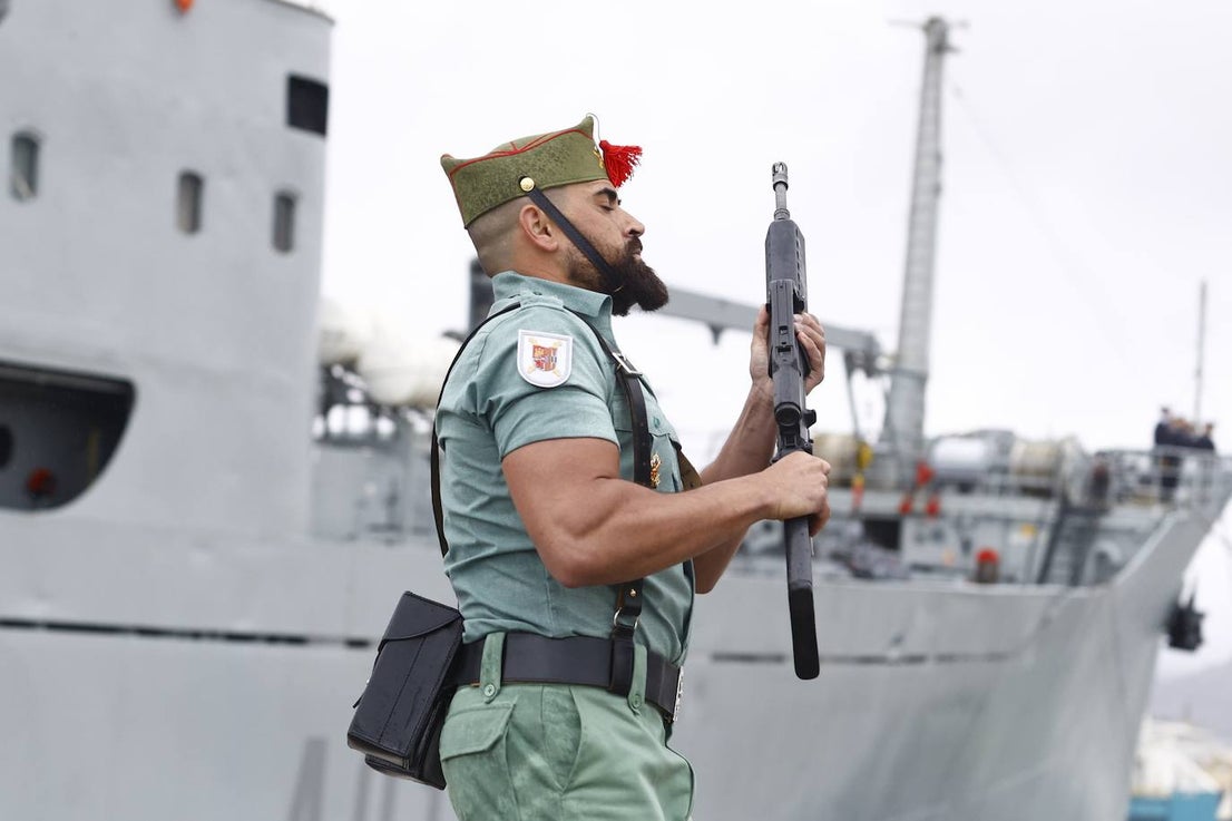 In video and pictures, the disembarkation of the Spanish Legion in Malaga port and their emotional transfer of the Cristo de Mena