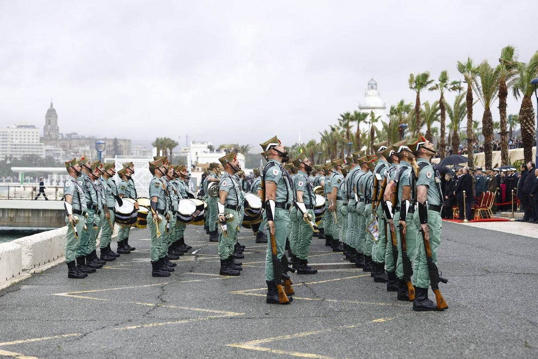 In video and pictures, the disembarkation of the Spanish Legion in Malaga port and their emotional transfer of the Cristo de Mena