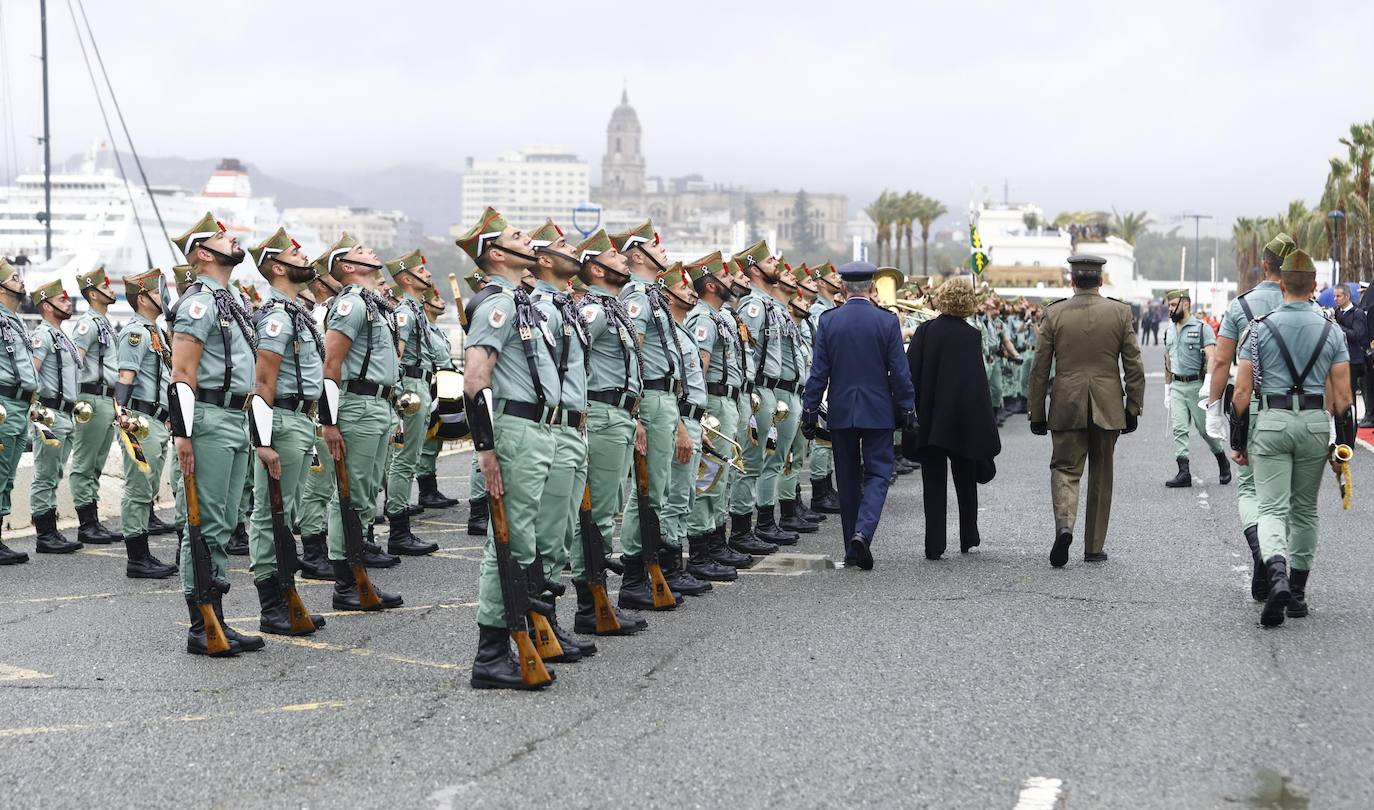 In video and pictures, the disembarkation of the Spanish Legion in Malaga port and their emotional transfer of the Cristo de Mena