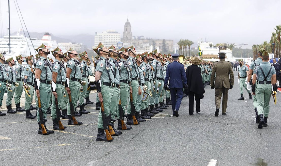 In video and pictures, the disembarkation of the Spanish Legion in Malaga port and their emotional transfer of the Cristo de Mena