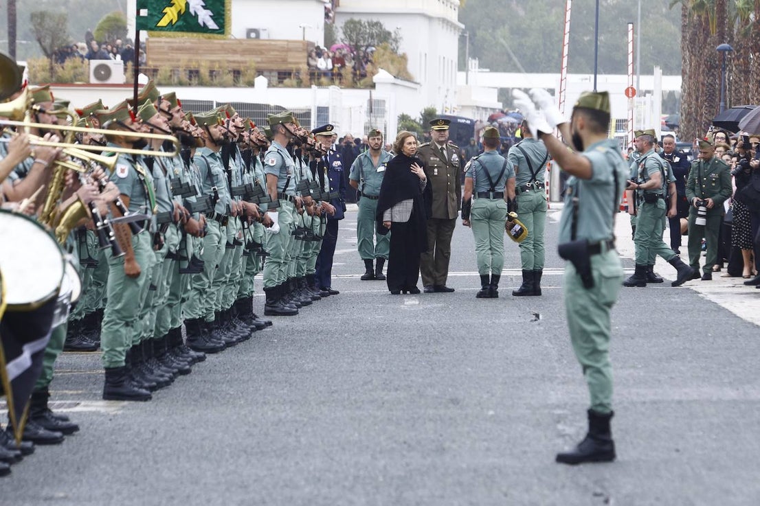 In video and pictures, the disembarkation of the Spanish Legion in Malaga port and their emotional transfer of the Cristo de Mena