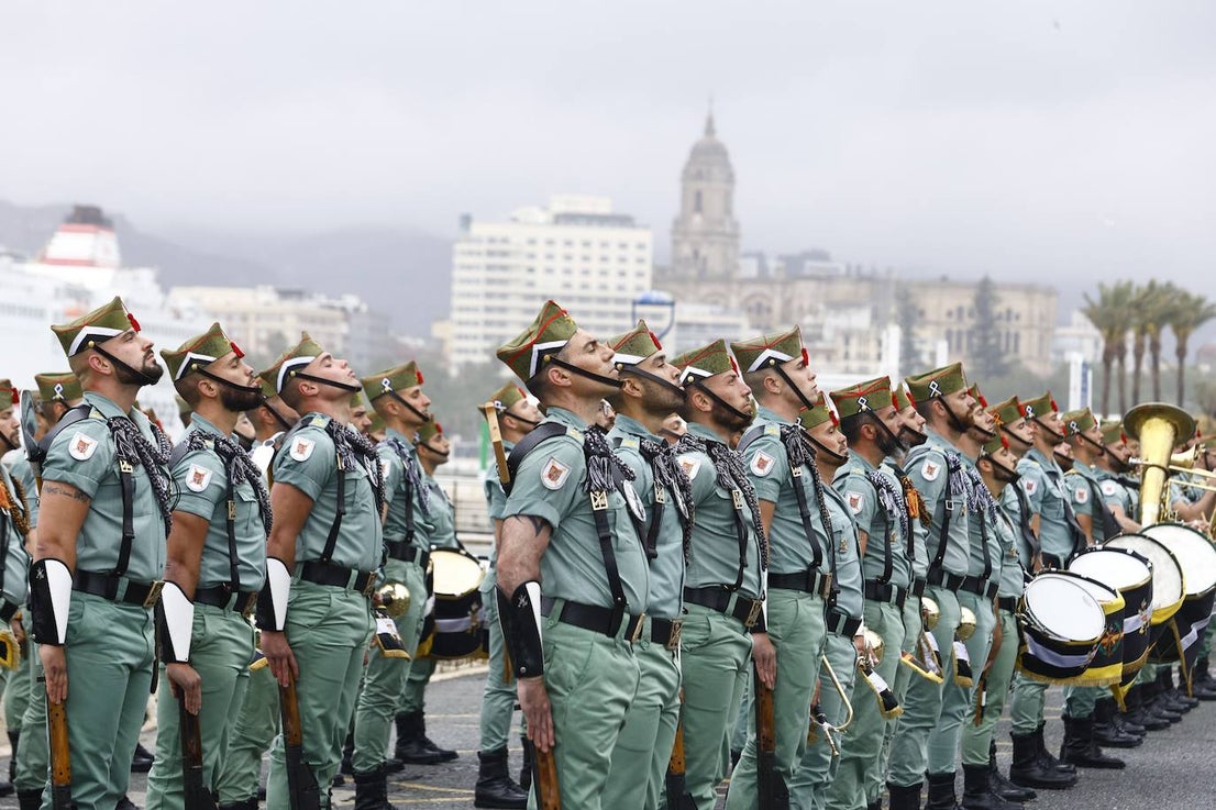 In video and pictures, the disembarkation of the Spanish Legion in Malaga port and their emotional transfer of the Cristo de Mena