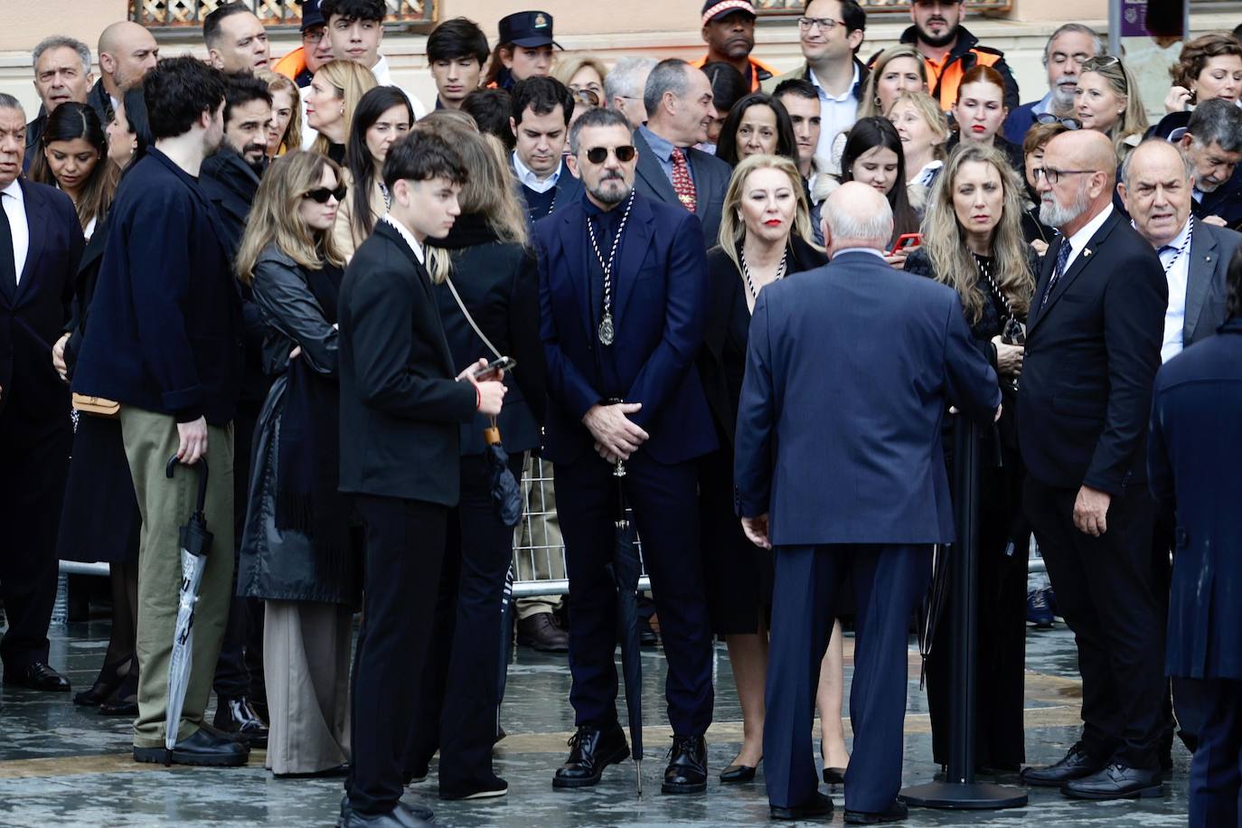 In video and pictures, the disembarkation of the Spanish Legion in Malaga port and their emotional transfer of the Cristo de Mena