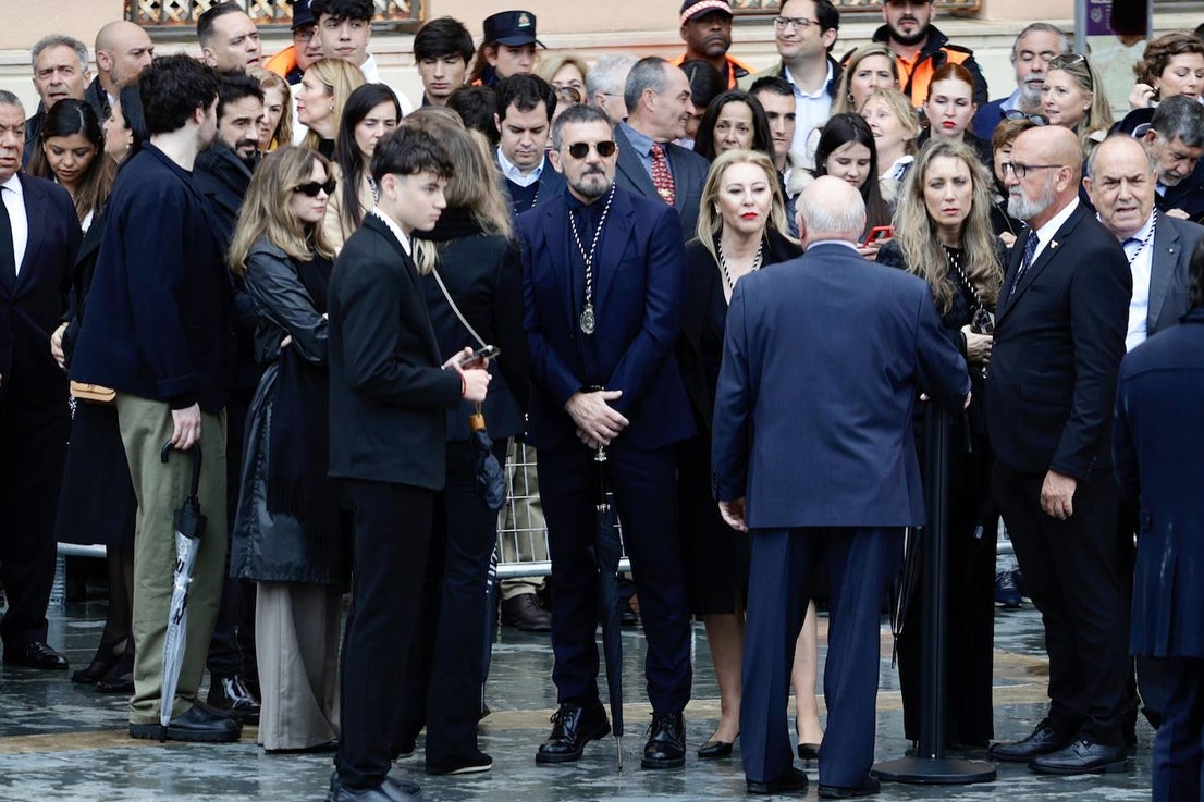 In video and pictures, the disembarkation of the Spanish Legion in Malaga port and their emotional transfer of the Cristo de Mena