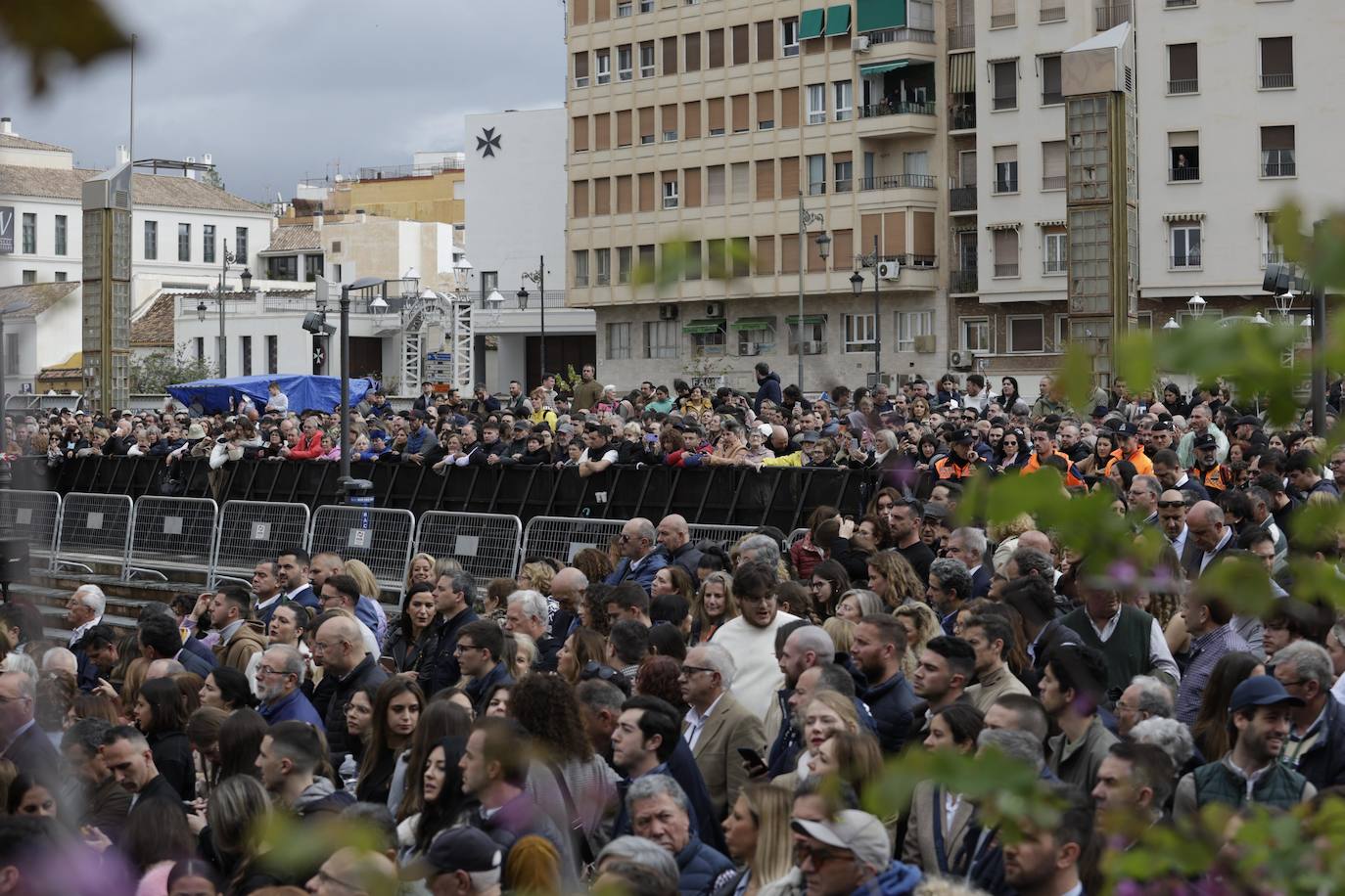 In video and pictures, the disembarkation of the Spanish Legion in Malaga port and their emotional transfer of the Cristo de Mena