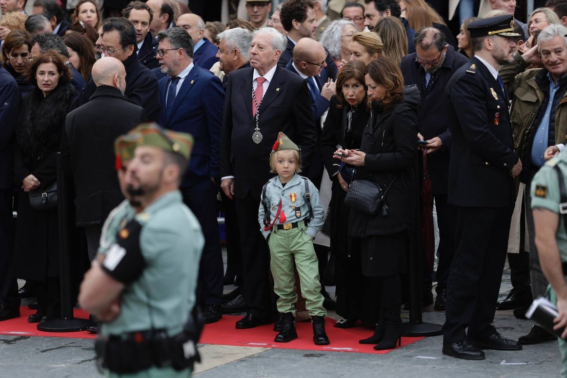 In video and pictures, the disembarkation of the Spanish Legion in Malaga port and their emotional transfer of the Cristo de Mena