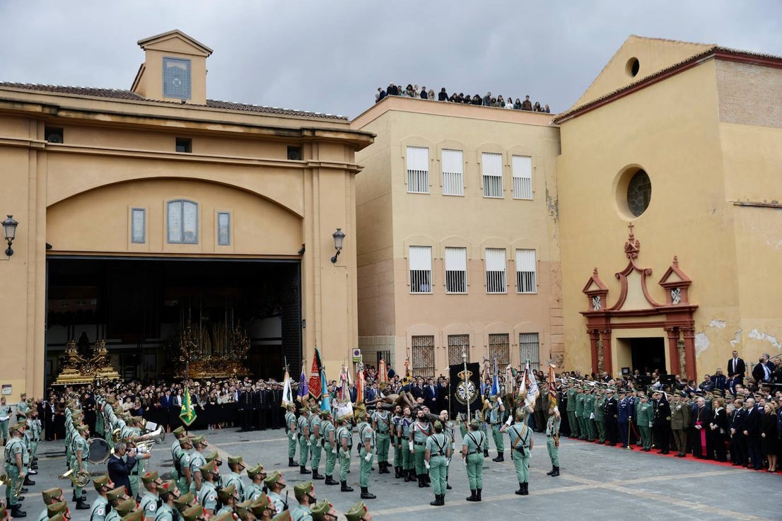 In video and pictures, the disembarkation of the Spanish Legion in Malaga port and their emotional transfer of the Cristo de Mena
