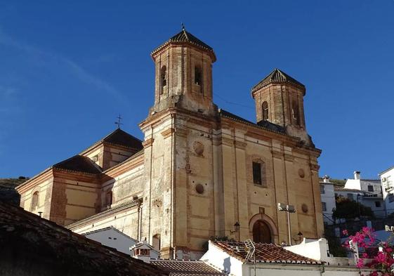 The church of San Antonio de Padua is located next to the road leading into the village from the Ronda-Gaucín road.