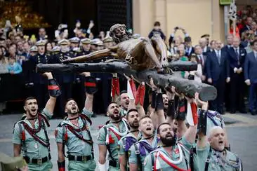 In video and pictures, the disembarkation of the Spanish Legion in Malaga port and their emotional transfer of the Cristo de Mena