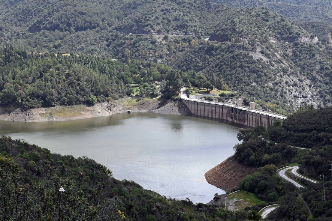 The waters of the Verde, Guadaiza, Guadalmina and Guadalmansa pour into the main reservoir.