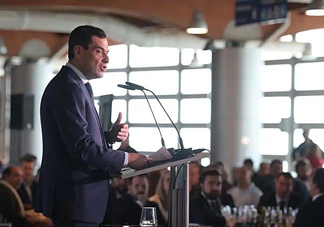 Juanma Moreno speaking to businessmen in Malaga.